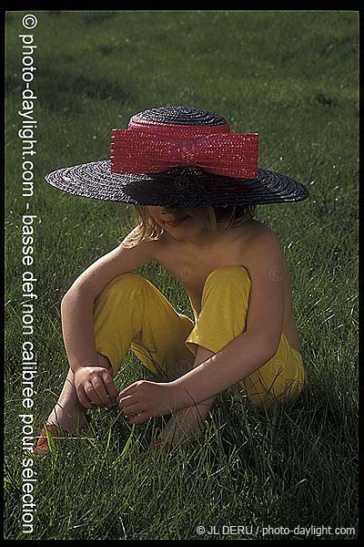 petite fille avec un grand chapeau - little girl with a large hat